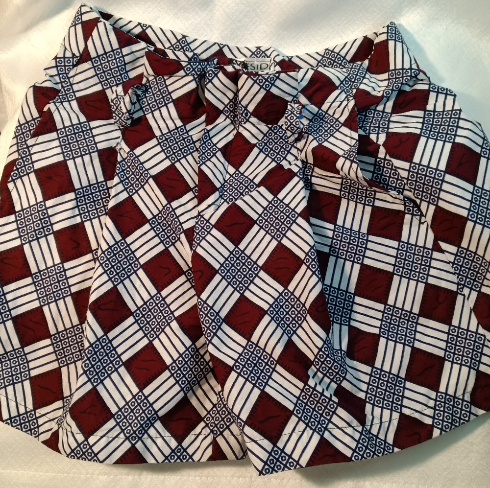 Beside shorts with side pockets missing the belt  pleaded in the front